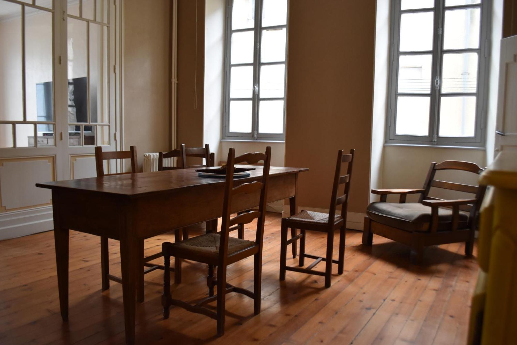 Appartement De Caractere Plein Centre Bourg